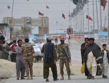 Τουλάχιστον ένας άμαχος νεκρός και 17 τραυματίες στα σύνορα του Αφγανιστάν